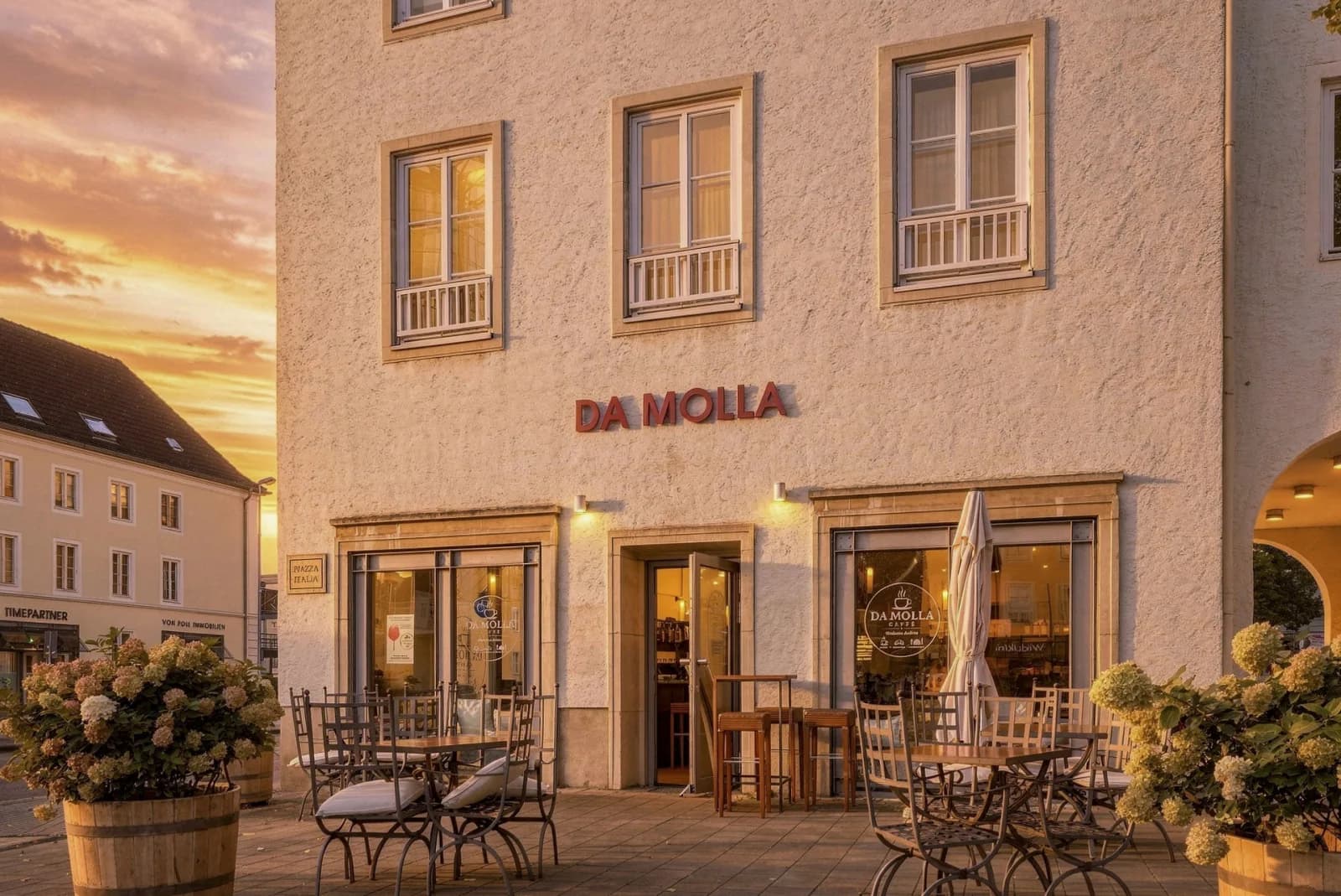 Außenansicht des Da Molla Caffè in der Schillerstraße mit Tischen vor dem Eingang